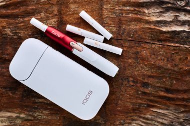 Ekim 19.2019, Hamm, Almanya: Philip Morris şirketinin yeni nesil elektronik sigarası, eski ahşap arka planda.