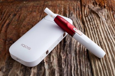 Ekim 19.2019, Hamm, Almanya: Philip Morris şirketinin yeni nesil elektronik sigarası, eski ahşap arka planda.