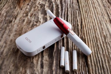Ekim 19.2019, Hamm, Almanya: Philip Morris şirketinin yeni nesil elektronik sigarası, eski ahşap arka planda.