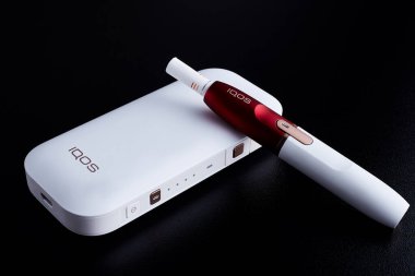 Ekim 19.2019, Kiev, Ukrayna: Philip Morris şirketinin yeni nesil elektronik sigarası, siyah arka planda.