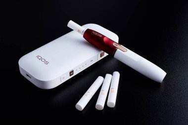 Ekim 19.2019, Kiev, Ukrayna: Philip Morris şirketinin yeni nesil elektronik sigarası, siyah arka planda.