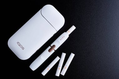 Ekim 19.2019, Kiev, Ukrayna: Philip Morris şirketinin yeni nesil elektronik sigarası, siyah arka planda.