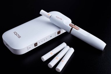 Ekim 19.2019, Kiev, Ukrayna: Philip Morris şirketinin yeni nesil elektronik sigarası, siyah arka planda.