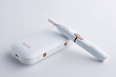 Ekim 19.2019, Kiev, Ukrayna: Beyaz arka planda izole edilmiş Philip Morris şirketinden yeni bir neslin elektronik sigarası.