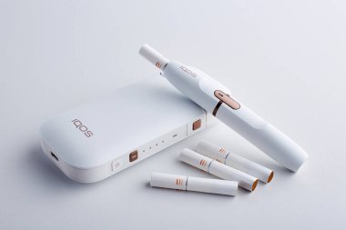 Ekim 19.2019, Kiev, Ukrayna: Beyaz arka planda izole edilmiş Philip Morris şirketinden yeni bir neslin elektronik sigarası.