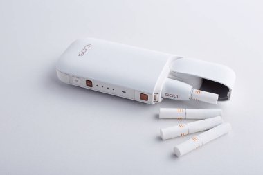 Ekim 19.2019, Kiev, Ukrayna: Beyaz arka planda izole edilmiş Philip Morris şirketinden yeni bir neslin elektronik sigarası.