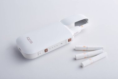 Ekim 19.2019, Kiev, Ukrayna: Beyaz arka planda izole edilmiş Philip Morris şirketinden yeni bir neslin elektronik sigarası.