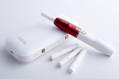 Ekim 19.2019, Kiev, Ukrayna: Beyaz arka planda izole edilmiş Philip Morris şirketinden yeni bir neslin elektronik sigarası.