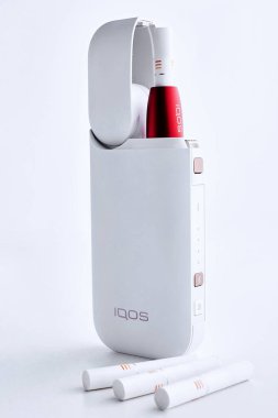 Ekim 19.2019, Kiev, Ukrayna: Beyaz arka planda izole edilmiş Philip Morris şirketinden yeni bir neslin elektronik sigarası.