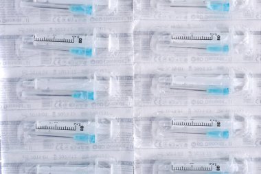 Beyaz arka planda izole edilmiş iğneli şırıngalar