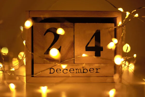 Ημερομηνία Παραμονής Χριστουγέννων στο ημερολόγιο. 24 Δεκεμβρίου. Χριστουγεννιάτικα στολίδια. — Φωτογραφία Αρχείου