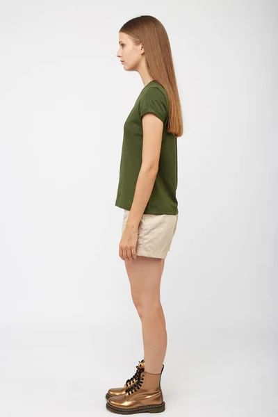 Teenager girl in beige cargo shorts — Stock Photo, Image