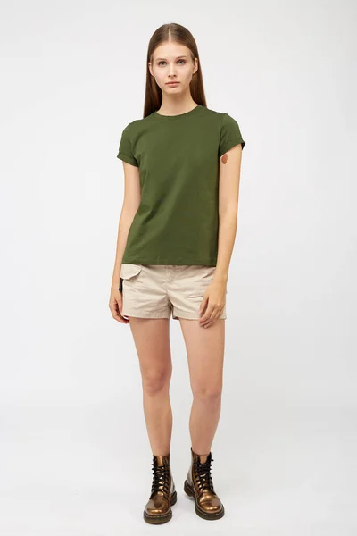 Tonårstjej i beige lastshorts — Stockfoto