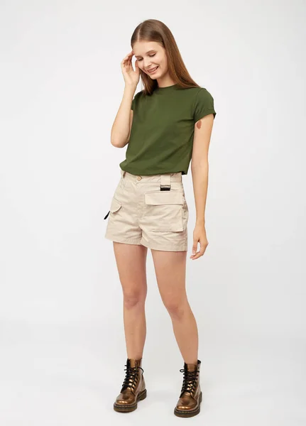 Teenager dívka v béžové nákladové šortky — Stock fotografie