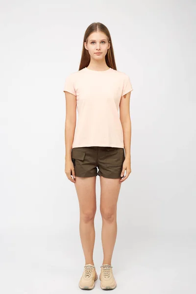 Menina adolescente em shorts de carga cáqui — Fotografia de Stock