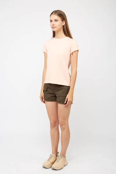 Tinédzser lány khaki rövidnadrágban — Stock Fotó