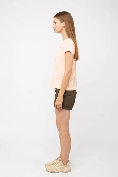 Adolescente chica en pantalones cortos de carga de color caqui — Foto de Stock