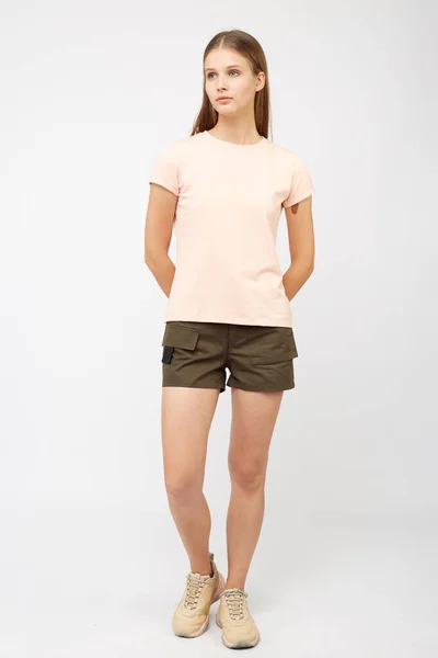 Tonåring flicka i khaki last shorts — Stockfoto