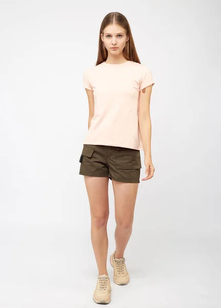 Tonåring flicka i khaki last shorts — Stockfoto