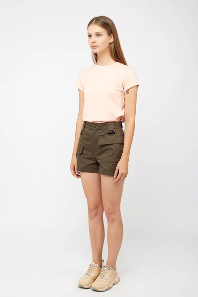 Tonåring flicka i khaki last shorts — Stockfoto
