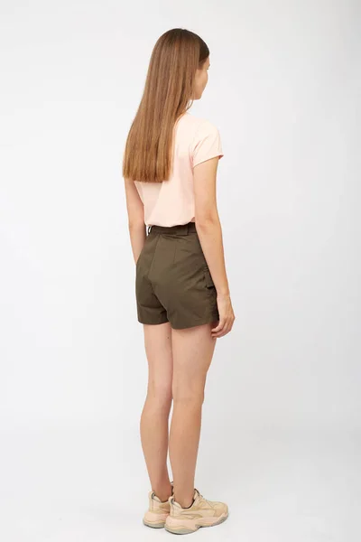 카키색 화물 반바지를 입은 십 대 소녀 — 스톡 사진