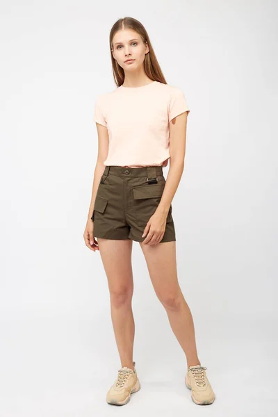 Teenager Mädchen in khaki Cargo Shorts — Stockfoto