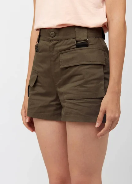 Menina adolescente em shorts de carga cáqui — Fotografia de Stock