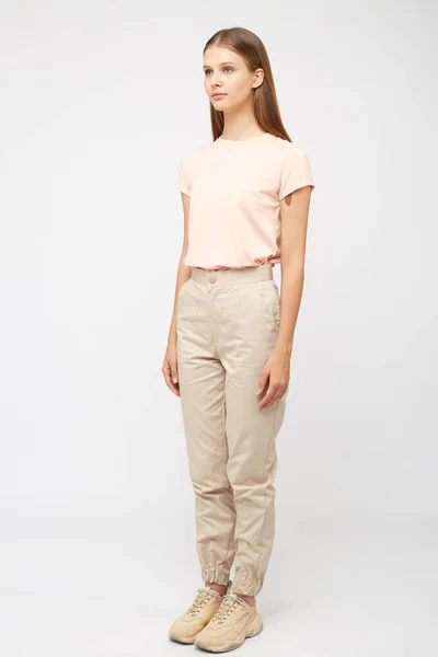 Meisje in beige cargo broek en een t-shirt — Stockfoto