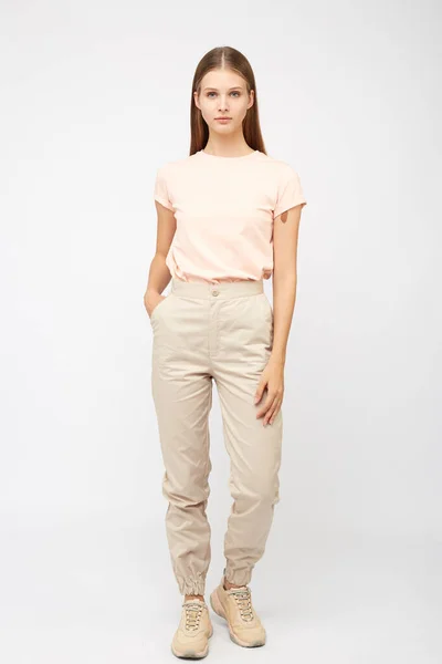 Meisje in beige cargo broek en een t-shirt — Stockfoto