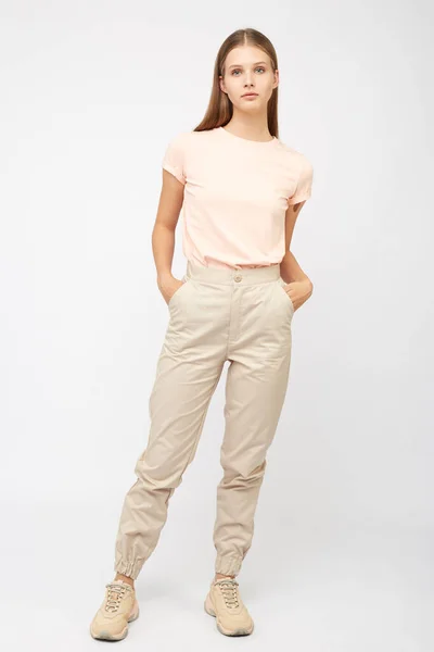 Lány bézs rakomány nadrág és egy póló — Stock Fotó