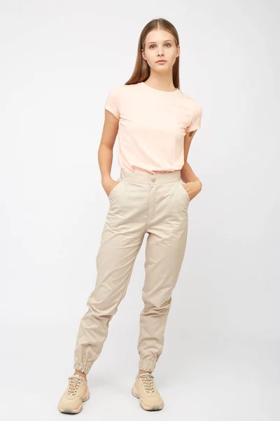 Ragazza in pantaloni cargo beige e una t-shirt — Foto Stock