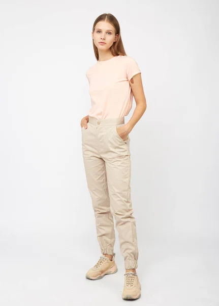 Flicka i beige last byxor och en t-shirt — Stockfoto