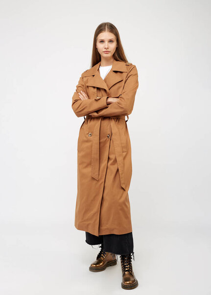 Женский плащ верблюжье пальто цвета изолированы на белом фоне
.