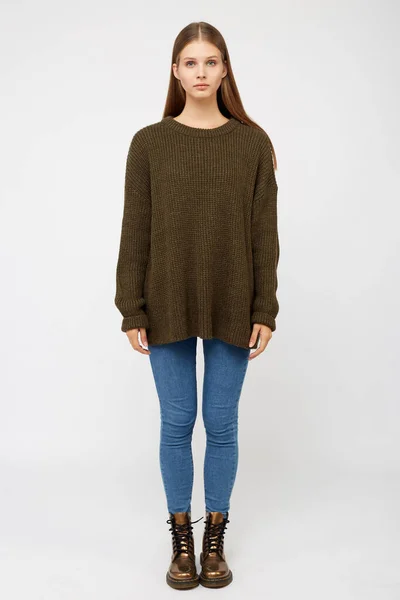 Chica vestida con un suéter caqui y jeans . — Foto de Stock