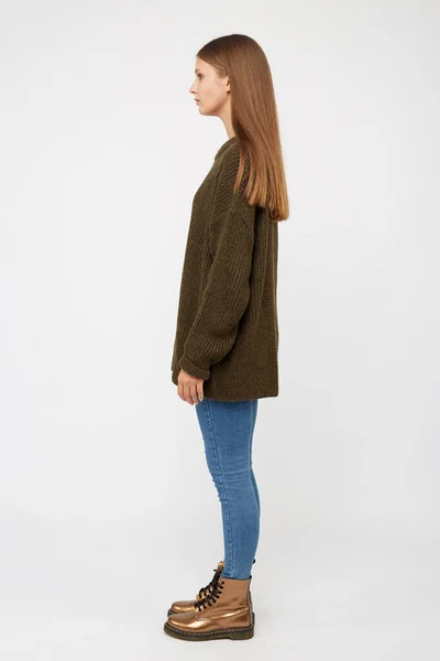 카키색 스웨터와 청바지를 입은 소녀. — 스톡 사진