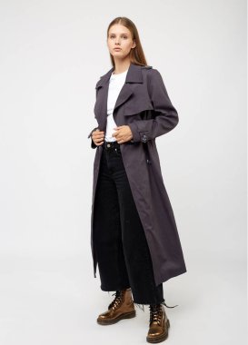 Dişi trençkot. Kömür rengi. Beyaz arkaplanda izole.