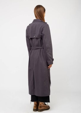 Dişi trençkot. Kömür rengi. Beyaz arkaplanda izole.