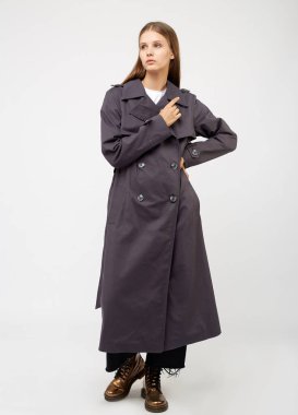 Dişi trençkot. Kömür rengi. Beyaz arkaplanda izole.