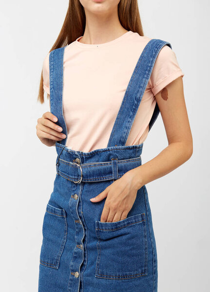 Подросток в джинсовой синей юбке на белом фоне
.