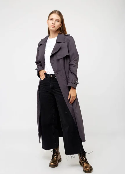 Un trench-coat féminin. Couleur charbon de bois. Isolé sur fond blanc . — Photo