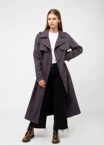 Un trench-coat féminin. Couleur charbon de bois. Isolé sur fond blanc . — Photo