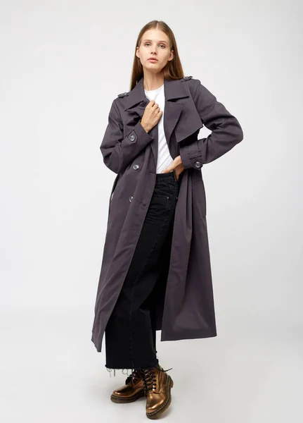 Un trench-coat féminin. Couleur charbon de bois. Isolé sur fond blanc . — Photo