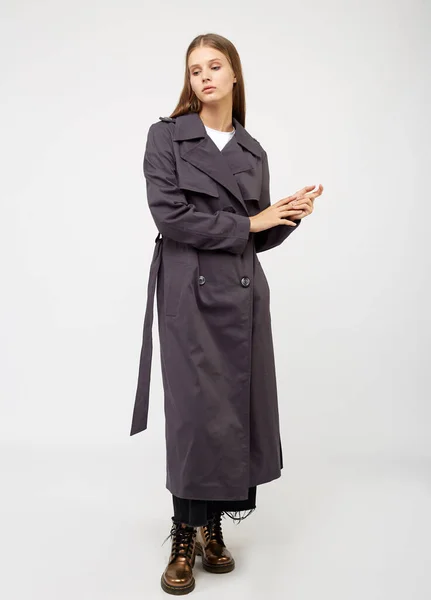 Un trench-coat féminin. Couleur charbon de bois. Isolé sur fond blanc . — Photo