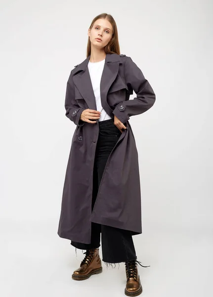 Un trench-coat féminin. Couleur charbon de bois. Isolé sur fond blanc . — Photo