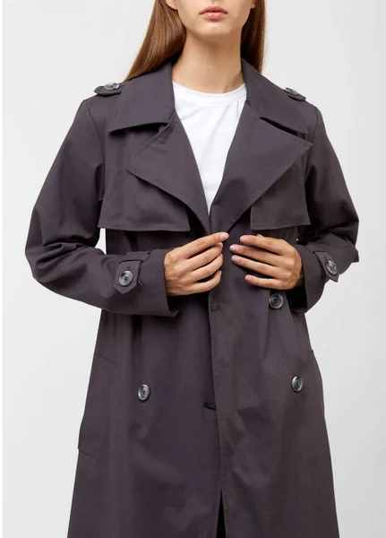 Abrigo de trinchera femenina. Color carbón. Aislado sobre fondo blanco . —  Fotos de Stock
