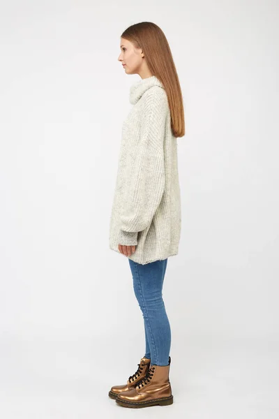 흰색 스웨터와 청바지를 입은 소녀. — 스톡 사진