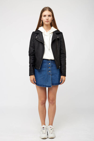 девушка в джинсовой юбке и черной куртке

