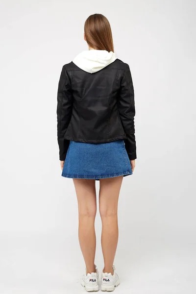 Κορίτσι με τζιν φούστα και μαύρο μπουφάν. — Φωτογραφία Αρχείου