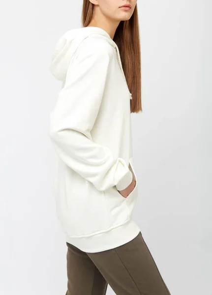 Retrato de mujer joven con sudadera deportiva gris sudadera con capucha, imagen de estudio aislada sobre fondo blanco —  Fotos de Stock