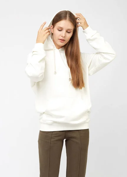 Retrato de jovem mulher vestindo camisola cinza sportswear com capuz, imagem de estúdio isolado no fundo branco — Fotografia de Stock